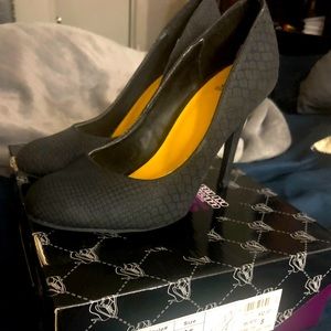Black Pumps